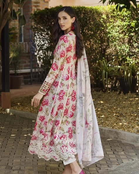 Diy Maxi Dress, Pakistan Clothes, Label Inspiration, Organza Suits, Summer Suit, Salwar Kamiz, Lawn Dress, Pakistan Fashion, Embroidered Organza