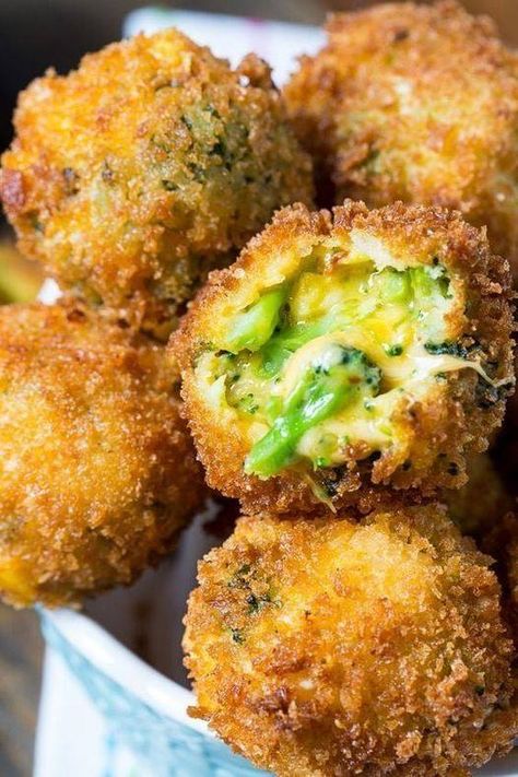 Keto broccoli cheese balls - Dieter24 Broccoli Recipes Keto Low Carb, Keto Broccoli Bites, Broccoli Cheese Sticks, Keto Tater Tots, Broccoli Cheese Balls Air Fryer, Keto Broccoli Cheese Bites, Broccoli Cheese Bread, Bariatric Snack Ideas, Keto Broccoli Tots