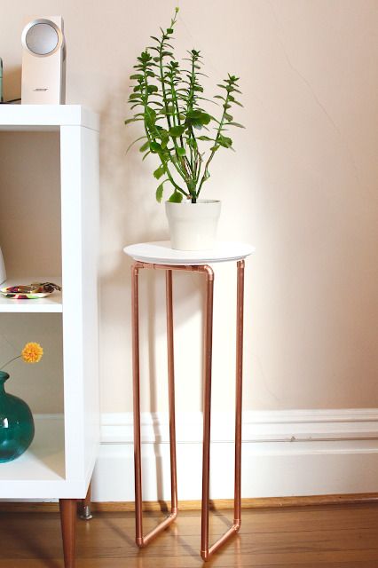 Plant Stand Decor, Plants Stand, Copper Furniture, Thrifty Diy, Kursi Bar, Modern Plant Stand, Diy End Tables, Copper Diy, Diy Plant Stand