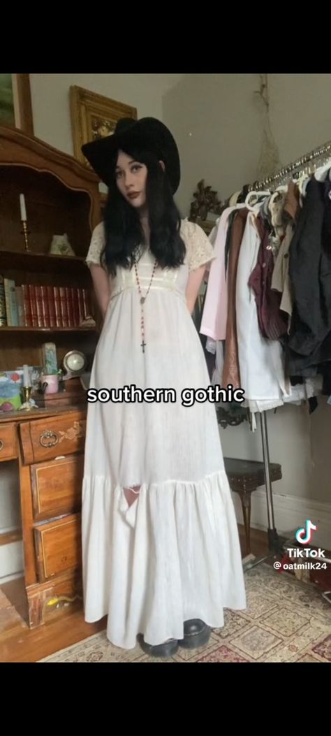 Dark Cottagecore Aesthetic Outfits, Dark Cottagecore Outfits, Southern Gothic Fashion, Dark Cottagecore Fashion, Light Academia Outfit, White Goth, Southern Fashion, Cottagecore Outfits, Southern Gothic