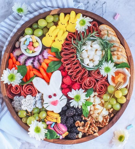 22 Pretty Easter Charcuterie Boards Everyone Will Enjoy 2022! - Easter Bunny Cheese Board, Kids Easter Charcuterie Board, Gala Inspiration, Easter Charcuterie Board, Easter Charcuterie, Easter Party Food, Easter Appetizers, Easter 2024, Easter Snacks