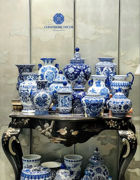 Decorating With Blue And White Porcelain, Elegant Living Room Decor, Blue Chinoiserie, Blue And White Chinoiserie, Chinoiserie Decorating, Pretty Decor, Elegant Living Room, Blue And White China, Blue Decor