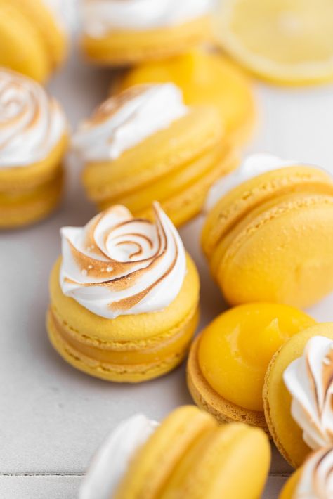 Lemon Meringue Macarons, Macaroon Business, Macaron Designs, Macarons Ideas, Lemon Pastry, Macaron Decoration, Macaron Dessert, Toasted Meringue, Macaron Recipes