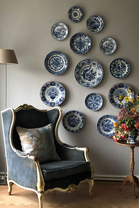 Blue Plates Wall, Decorating With Blue And White Porcelain, Dutch Fashion, Old Plates, Romantic Room, Plate Wall Decor, Plate Decor, Blue And White China, Pretty Decor