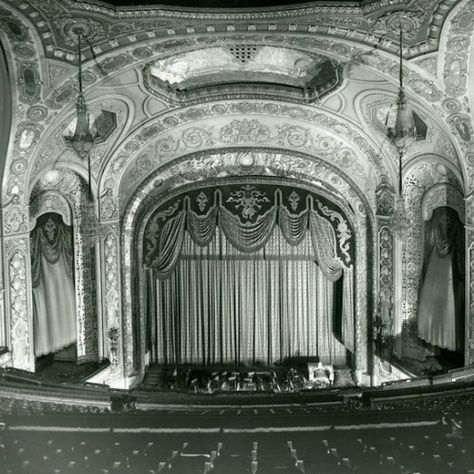 Proscenium Arch, Old House Decorating, Theater Architecture, Detroit History, Theatre Interior, Grand Staircase, Chicago Illinois, Historical Society, Eiffel Tower Inside