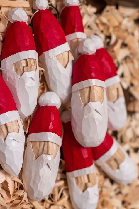 Whittling Christmas Ornaments, Whittled Christmas Ornaments, Carved Santa Ornaments, Wood Carved Santa Ornaments, Wood Carved Santa, Christmas Carving Ideas, Santa Wood Carving, Wood Carved Christmas Ornaments, Santa Wood Crafts