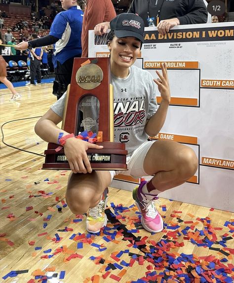 Woman Basketball Aesthetic, College Womens Basketball Aesthetic, Ncaa Womens Basketball, Womens College Basketball, College Basketball Aesthetic, Women’s Basketball, Wnba Women, College Basket, Basketball Women