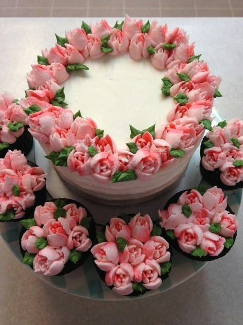 Russian Tips, Tulip Cake, Flower Cake Design, Cake Decorating Flowers, Birthday Cake Decorating Ideas, Buttercream Flower Cake, Decorative Cookies, Stunning Cakes, Making Cookies