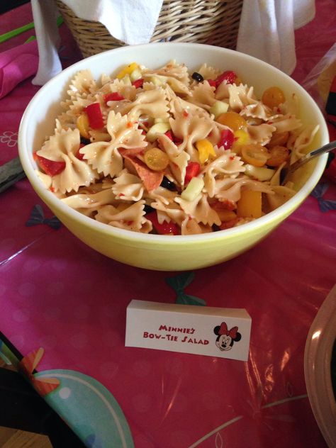 Minnie Mouse Themed Party Food "Minnies Bow Tie Pasta Salad" Minnie Mouse Food Ideas, Mouse Food Ideas, Minnie Mouse Pasta, Minnie Mouse Pool Party, Mickey Mouse Party Food, Minnie Mouse Themed Party, Bow Tie Pasta Salad, Mouse Themed Party, Bowtie Pasta Salad