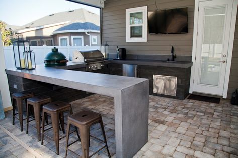 10' One Piece Waterfall Edge Bar - Modern - Patio - Jacksonville - by Concrete Commander Kitchen Design Concrete, Modern Outdoor Living Space, Design Per Patio, Concrete Outdoor Kitchen, Concrete Bar, Modern Outdoor Living, Modern Outdoor Kitchen, Outdoor Kitchen Decor, Outdoor Kitchen Plans