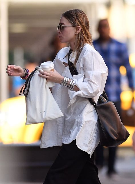 7 Ways To Wear A White Button-Down Like An Olsen Twin Hot Weather Accessories, Ashley Olsen Style, Olsen Fashion, Olsen Twins Style, Fashion Gone Rouge, Kate Olsen, Juergen Teller, Olsen Twins, Outfit Vintage