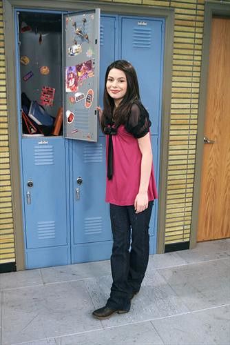 I Carly Outfits, Icarly Outfits Style, Carly Shay Outfits, Icarly Wallpaper, Icarly Aesthetic, Carly Core, I Carly, Wedding Reception Flower Arrangements, Icarly Cast