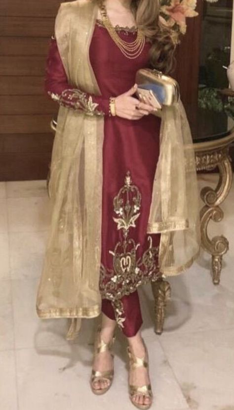 Mehroon Suit Designs, Dress Designing, Designer Punjabi Suits, Fabric Paint Designs, Elegant Outfits, Dress Design Patterns, Suits Design, Pakistani Dress