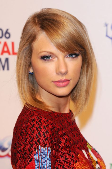 Taylor Swift Haircuts - 30 Taylor Swift's Signature Hairstyles – Hottest Haircuts Taylor Swift Haircut, Taylor Swift Bob, 80's Hair, Choppy Bob Hairstyles, Meg Ryan, Long Bob Haircuts, Lob Haircut, Bob With Bangs, Billboard Music