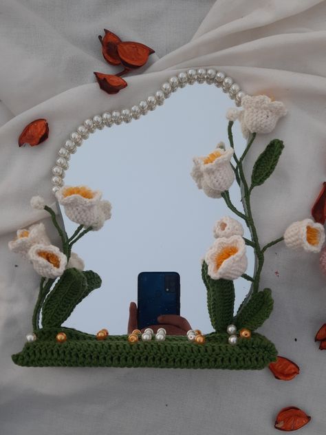 Crochet Moodboard, Crochet Mirror Frame, Wedding Rukhwat, Flower Mirror Frame, Crochet Mirror, Diy Bouquet Wrap, Mirror Crafts, Diy Pipe, Pipe Cleaner Crafts