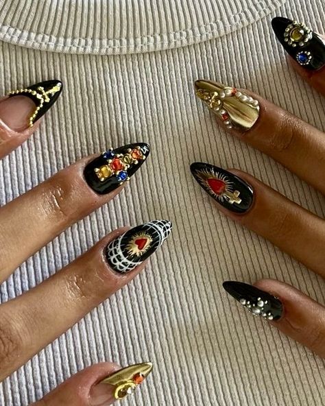 Ig: @madrinails Latin Inspired Nails, Dolce And Gabbana Nails, Arabic Nails Design, Divine Feminine Nails, Barro Nails, Mexican Nail Art Mexico, Arabic Nails, Moroccan Nails, Medieval Nails