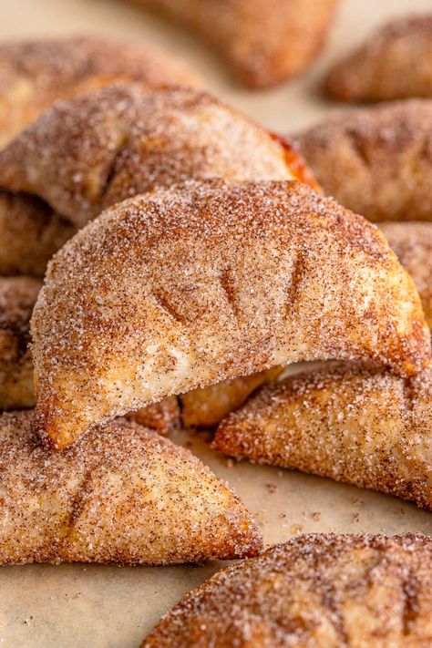 Pumpkin Hand Pies are the perfect blend of flaky pie crust and creamy pumpkin filling, making them a delicious treat for any time of day. Hand Held Desserts, Battered Chicken Tenders, Cinnamon Sugar Desserts, Pumpkin Hand Pies, Battered Chicken, Ready Made Pie Crust, Hand Pie Recipes, Pumpkin Spice Donut, Fried Pies