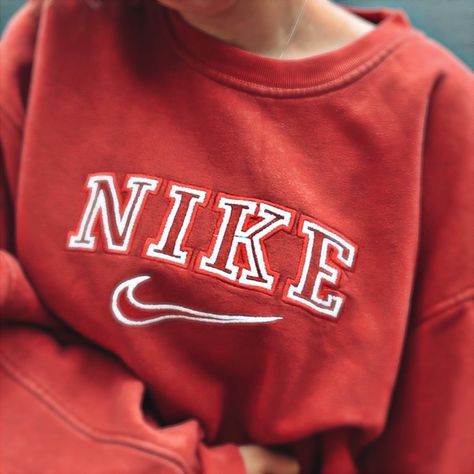 Red Sweatshirt Outfit, Jordan Outfits Womens, California Sweatshirt, Nike Crewneck, Red Sweatshirt, Jordan Outfits, Embroidered Crewneck, Red Nike, Sweatshirt Outfit