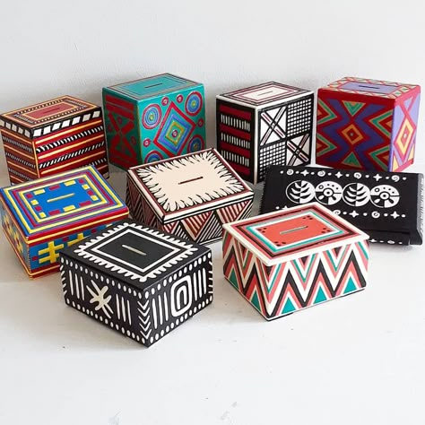 Easy Box Painting Ideas, Diy Box Painting Ideas, Painted Cardboard Boxes, Paint Wooden Box Ideas, Hand Painted Boxes Ideas, Small Box Painting Ideas, Mdf Boxes Design, Wood Box Painting Ideas Easy, Cute Painted Boxes Ideas