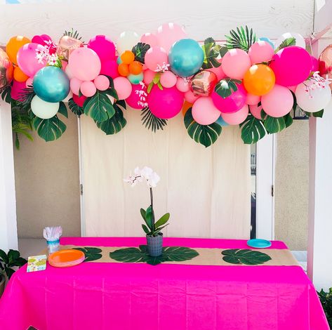 1st Birthday Tropical Theme, Tropical Balloon Arch Backdrop, Balloon Luau Decorations, Pool Party Theme Decorations, Tropical Theme Balloon Garland, Tropical Birthday Backdrop, Hawaii Birthday Party Ideas For Adults, Summer Ballon Arch, Tropical Fiesta Party