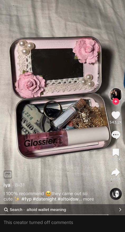 People Are Turning Altoids Mint Tins Into Tiny Metal Wallets And They Are Adorable Tin Diy Ideas, Mini Tin Crafts, Mint Container Crafts, Tin Wallet Ideas, Mint Box Wallet, Mint Tin Wallet, Altoid Tin Ideas For Boyfriend, Decorated Altoid Tins, Metal Box Ideas