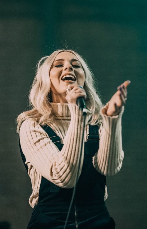 Elevation Worship Outfits, Worship Leader Outfit Women, Band Photoshoot Ideas, Worship Team Outfits, Worship Leader Outfit, Worship Outfits, Christian Photography, Psalm 104, Elevation Worship