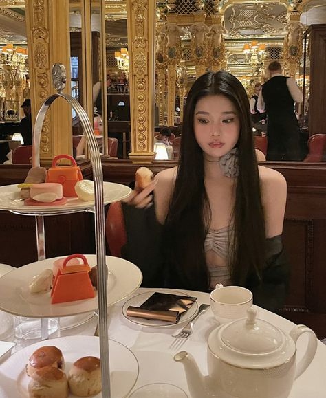 Chaebol Aesthetic, Astrid Crazy Rich Asians, Rich Asians Aesthetic, Crazy Rich Asians Fashion, Crazy Rich Asians Outfits, Rich Asian Aesthetic, Fancy Restaurant Outfit, Crazy Rich Asians Aesthetic, Rich Asian Fashion