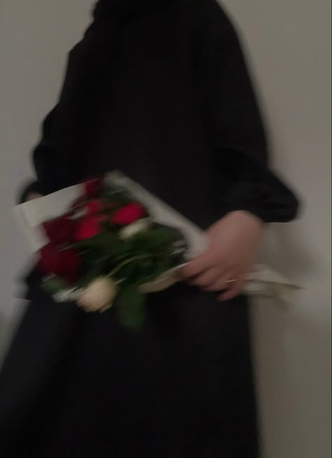 Black dress hijabi with a beautiful buquet of roses wrapped on newspaper ; a blured photograph but very artsy and aesthetic Profile Picture Aesthetic Girly Black, Black Dress Hijabi, Black Hijabi Aesthetic, Hijabi Instagram Photos, Rose Bouquet Pictures, Hands Posing, Flowers Dp, Red Flower Bouquet, Rose Pic