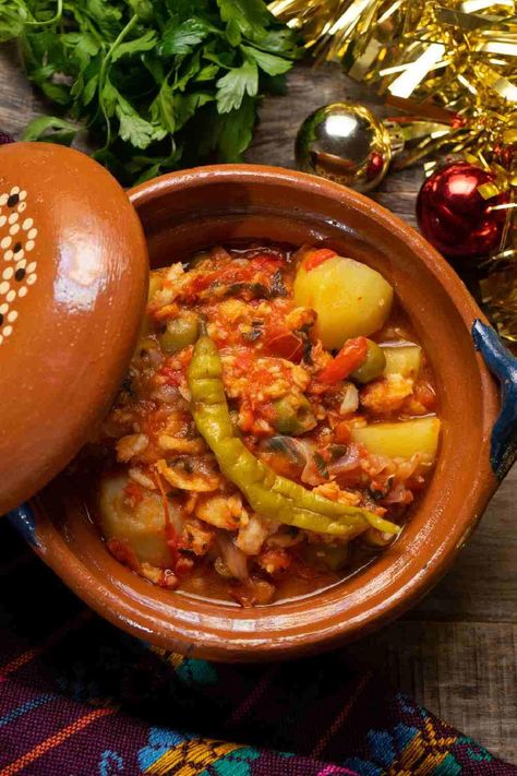 9 Mexican Christmas food to have a traditional 'Feliz Navidad' 2 Mexican Christmas Recipes, Mexican Christmas Food, Around The World Christmas, Mexican Celebrations, Traditional Mexican Dishes, Christmas Salads, Winter Fruit, Mexican Christmas, Corn Cakes