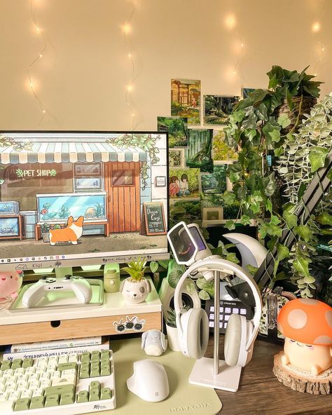 White And Green Pc Setup Aesthetic, Cottagecore Gaming Setup, Boho Gaming Setup, Green Workspace, Forest Desk, Cozy Gamer, Cozy Gaming, Cozy Desk, Dream Desk