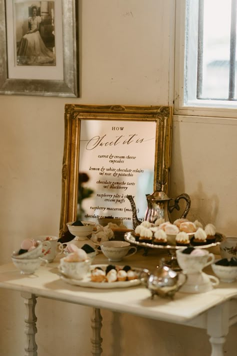 If You're Thinking About Thrifting Your Decor, You Have to See This Chic Antique Historic Walton House Wedding | Junebug Weddings Chic Wedding Theme Ideas, Vintage Decor For Wedding, Antique Wedding Inspiration, Antique Bridal Shower Decor, Victorian Wedding Traditions, Simple Vintage Wedding Decorations, Old Romance Wedding, Antique Party Decorations, Modern Victorian Wedding Decor