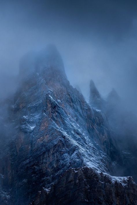 Cold Mountain Aesthetic, Foggy Mountain Aesthetic, Spooky Mountains, Scary Mountains, Githyanki Aesthetic, Foggy Mountains Wallpaper, Dark Mountain Aesthetic, Stormy Mountains, Fantasy Mountains