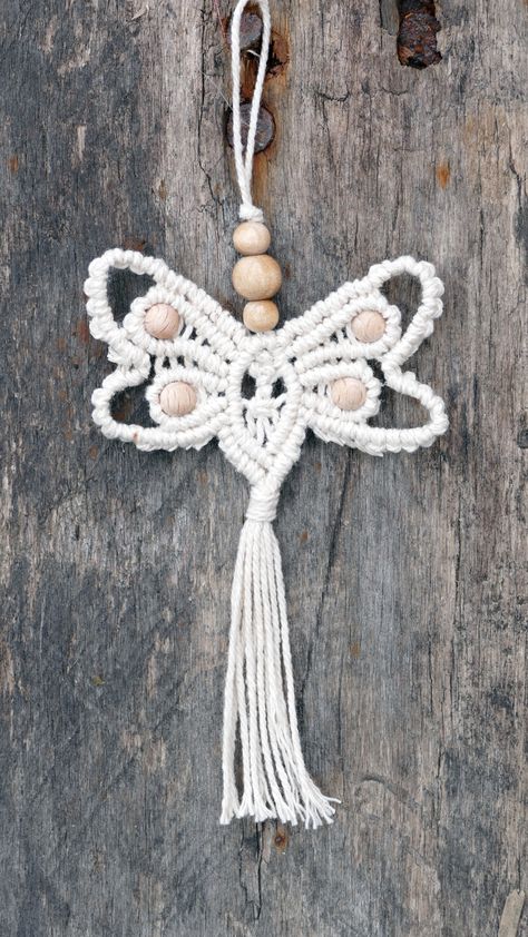 Macrame Butterfly, Macrame School, Macrame Jewelry Tutorial, Tutorial Macramé, Butterfly Keychain, Butterfly Tutorial, Free Macrame Patterns, Macrame Plant Hanger Tutorial, Macrame Knots Tutorial