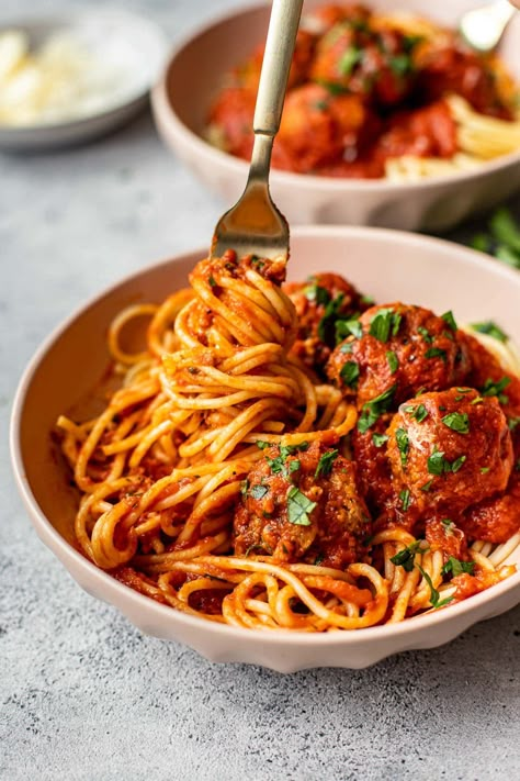 The best recipe for spaghetti and meatballs: I'm spilling all of my tips and tricks to making a tender meatball for an ultra satisfying and comforting meal. meatballs #easydinnerrecipe #dinnerideas #groundbeefrecipes #familyfriendly #familydinneridea Spaghetti Meatball Recipes, Catering Design, Spaghetti Bolognese, Yummy Comfort Food, Spaghetti And Meatballs, Spaghetti Recipes, Meatball Recipes, Classic Food, Food Menu