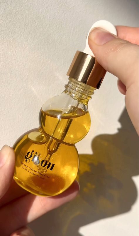 Gisou Face Oil captured by slavianaglow Gisou Official Face Oil Gisou, Skincare Routine Natural, Peptide Moisturizer, Honey Aesthetic, Honey Skincare, Homemade Body Butter, Sephora Skin Care, Fine Lines And Wrinkles, Bee Balm