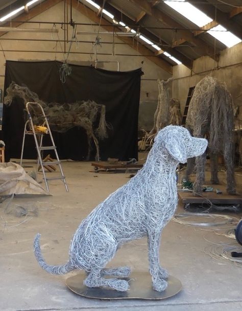 Chicken Wire Sculpture, Wire Dog, Metal Sculptures Garden, Wire Art Sculpture, Garden Sculptures, Concrete Art, Dog Sculpture, Carving Ideas, Wire Sculpture