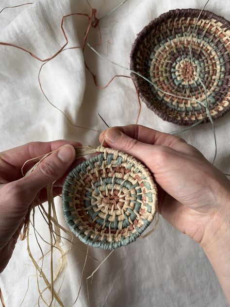 Dye Raffia & Make Baskets - Rebecca Desnos Basket Weaving Raffia, Basket Weaving Workshop, Raffia Weaving, Cosy Chair, Raffia Crafts, Weaving Baskets, Weaving Diy, Raffia Basket, Dyeing Tutorials