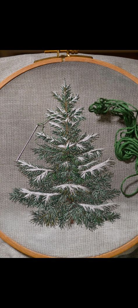 Hand Embroidered Christmas Tree, Christmas Tree Embroidery Patterns Free, Christmas Tree Embroidery Design, Embroider Ideas, Christmas Tree Embroidery, Embroidery Stitches Beginner, Holiday Embroidery, Tree Embroidery, Textile Art Embroidery