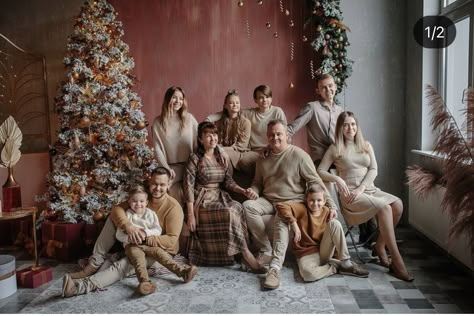 Large Family Photo Shoot Ideas Christmas, Christmas Big Family Photos, Big Family Photo Shoot Ideas Indoor, Big Family Christmas Photoshoot, Adult Family Christmas Pictures, Big Family Christmas Pictures, Group Christmas Photos, Large Family Christmas Pictures, Big Family Photo Shoot Ideas