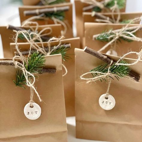 Mixed Media Abstract Artist, Art Courses Teacher & Art Journaler on Instagram: "Handmade ornament exchange goodie bags all in a row. Little ornaments adorning the outside of the bags are made with air dry clay. I do love the simplicity of brown bags for gift wrap. ⠀⠀⠀⠀⠀⠀⠀⠀⠀ ⠀⠀⠀⠀⠀⠀⠀⠀⠀ ⠀⠀⠀⠀⠀⠀⠀⠀⠀ ⠀⠀⠀⠀⠀⠀⠀⠀⠀ #christmasornaments #christmastreedecorating #diyornaments #handmadeornaments #christmasornament #paperclay #homemadeornaments #artandcrafts #airdryclaycreation #airdryclay #diychristmasornament Handmade Teacher Gifts, Christmas Goodie Bags, Teacher Art, Bottle Brush Christmas Trees, Mixed Media Abstract, Gift Wrapping Inspiration, Ornament Exchange, Homemade Ornaments, Handmade Packaging