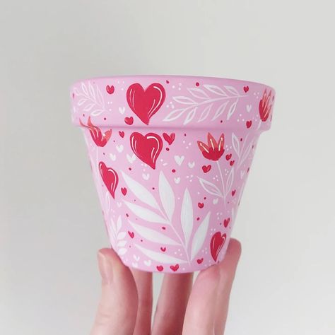 Plant Pot Design, Flower Pot Art, Diy Pottery Painting, Painted Plant Pots, Flower Pot Design, Painted Pots Diy, Painted Clay Pots, Flower Pot Crafts, Paint Inspo