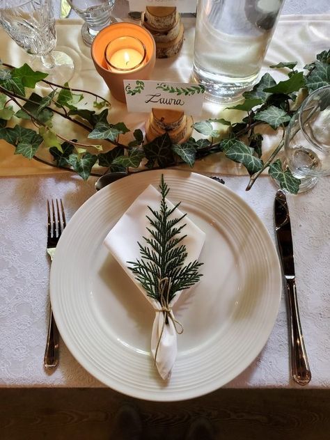 Winter Forest Table Decor, Winter Place Cards, Cedar Wedding Centerpieces, Winter Round Table Centerpieces, Winter Wedding Circle Table Decorations, Ivy Table Decor, Cedar Centerpiece Wedding, Forest Themed Christmas, Cedar Wedding Decor