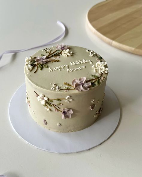 Can’t help but adore floral cakes 🌸🫶🏻 #cakestagram #cakesoffacebook #aesthetic #floralcakes #cakeart #feed #explorepage #spreadlove 15th Birthday Cakes, Floral Cakes, 15 Birthday, Floral Cake, 15th Birthday, Spread Love, Cake Art, Cake Designs, Sweet Tooth