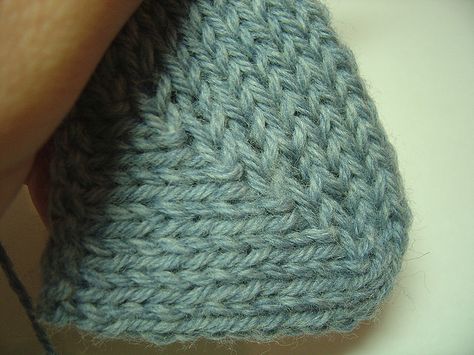 No Wrap, No Gap Short Row Heel Tutorial Short Row Heel, Knitting Short Rows, Hantverk Diy, Knitting Help, Knitting Instructions, Crochet Socks, How To Purl Knit, Sock Patterns, Knitting Tutorial