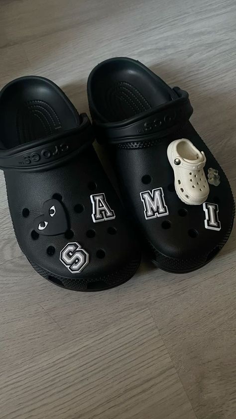 Crocs Style Croc Ideas Black, Black Crocs Charms, Crocs Ideas Black, Black Crocs Jibbitz Ideas, Crocs Pins Ideas, Cute Black Crocs, Black Crocs Aesthetic, Black Crocs With Jibbitz, Black Crocs With Charms