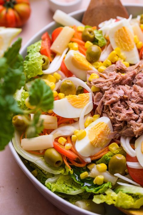 best Ensalada mixta recipe by the mediterranean fork International Salads, Budha Bowls, Eating Simple, Salad Design, Mix Salad, Peasant Food, Romaine Lettuce Salad, Spanish Dishes, Mediterranean Dishes