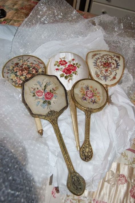 Vintage Hand Mirrors, Vintage Nick Nacks, Vintage Items Antiques, Vintage Hand Mirror, Mirror Sets, Antique Vanity Set, Grandma Aesthetic, Hand Mirrors, Vanity Sets