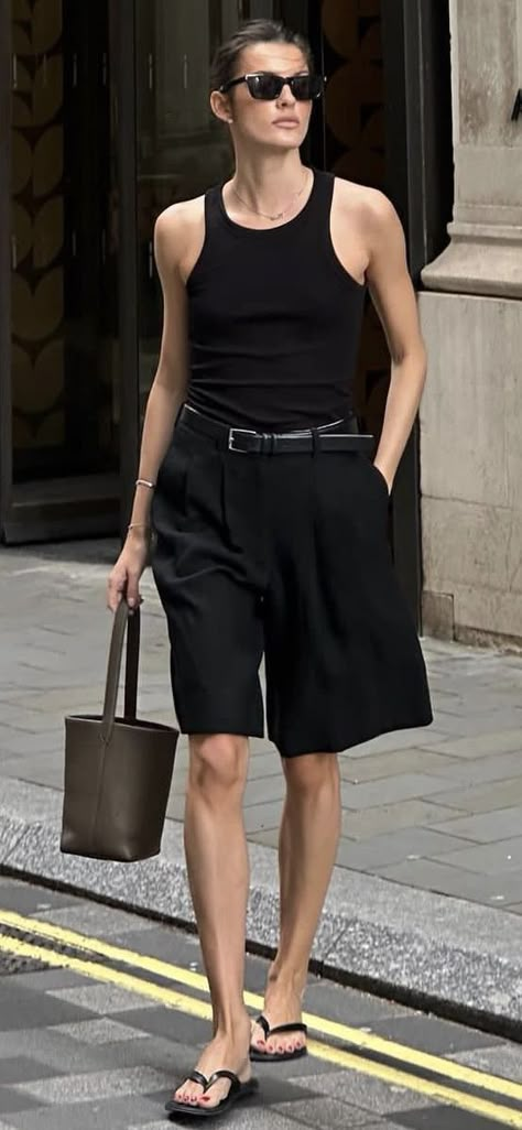 Black Trouser Shorts Outfit, Black Bermuda Shorts Outfit, Bermuda Shorts Outfit Street Styles, Tailored Shorts Outfit, Shorts Styling, Bermuda Shorts Outfit, Black Bermuda Shorts, Black Outfit Ideas, Minimalistic Outfits