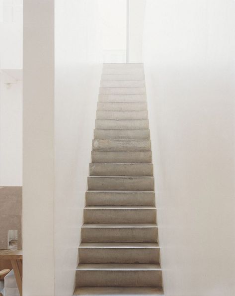 A concrete staircase connects the ground floor with John Pawson's office, located in the basement. Minimalistic Stairs, Pawson House, John Pawson Interior, Moscow House, John Pawson Architect, Concrete Staircase, English Cottages, Architectural Designer, Architecture Icons