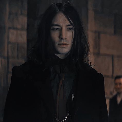 Credence Fantastic Beasts, Credence Barebone, Healthy Makeup, Dark Wizard, Ezra Miller, Harry Potter Scene, The Catacombs, Character Inspiration Male, Harry Potter Headcannons